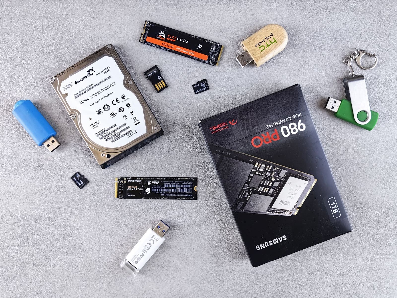 スタジオのワークステーションにある高速外部SSD。データ納品の象徴。