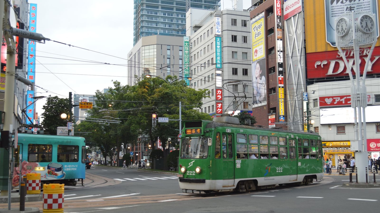 昼間の札幌市大通公園付近の街並み。清潔でモダンな都市風景。